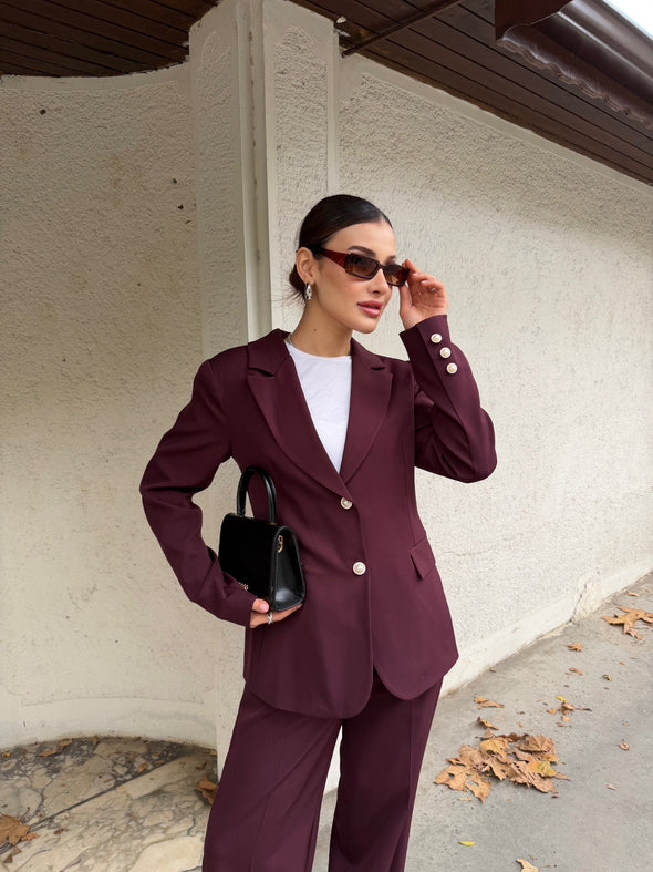 Odijelo bordo- sa ukrasnim dugmadima