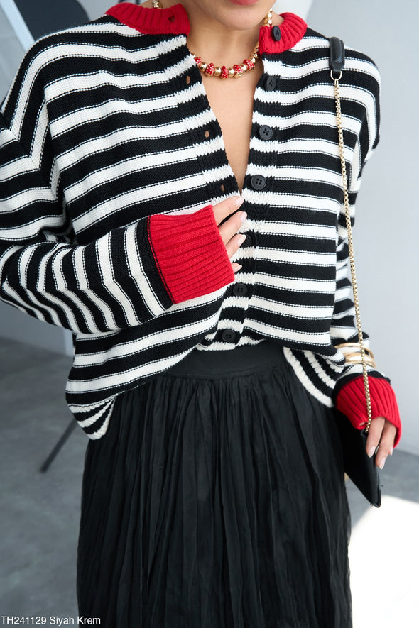 Prugasti dzemper sa crvenim detaljima ( teget)