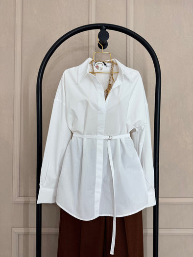 Bijela kosulja sa tankim pojasom