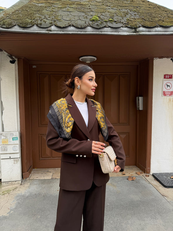 Odijelo smedje- sa ukrasnim dugmadima