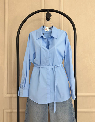 Plava kosulja sa tankim pojasom