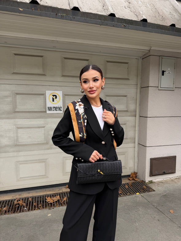 Odijelo crno- sa ukrasnim dugmadima