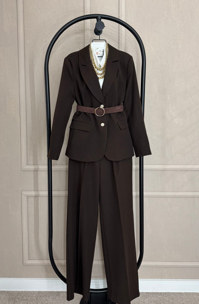 Odijelo smedje- sa ukrasnim dugmadima