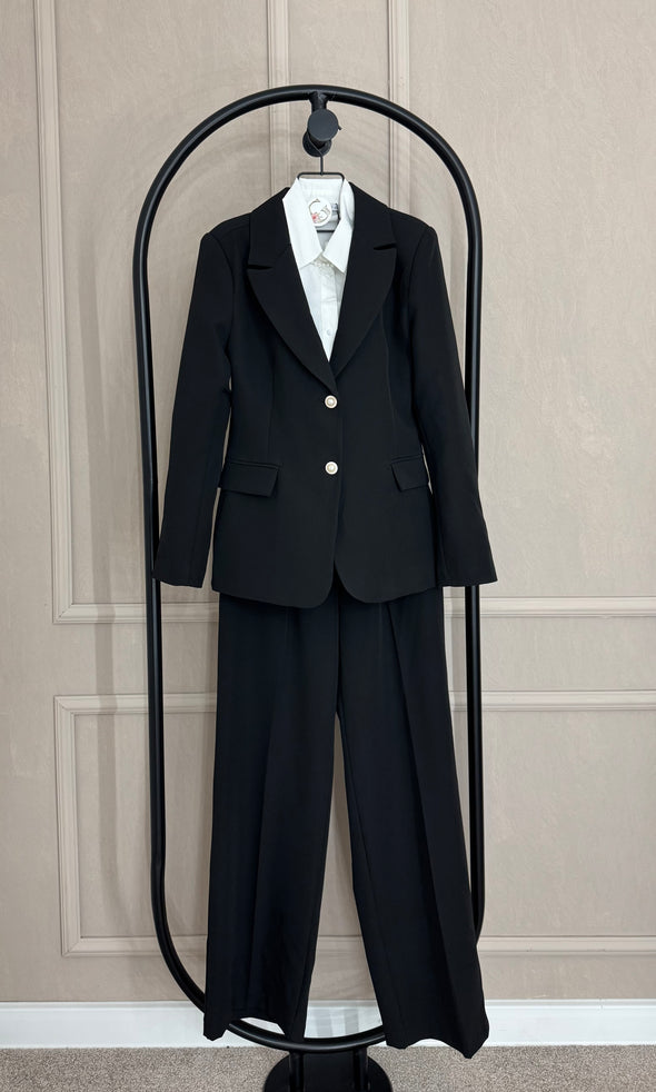 Odijelo crno- sa ukrasnim dugmadima